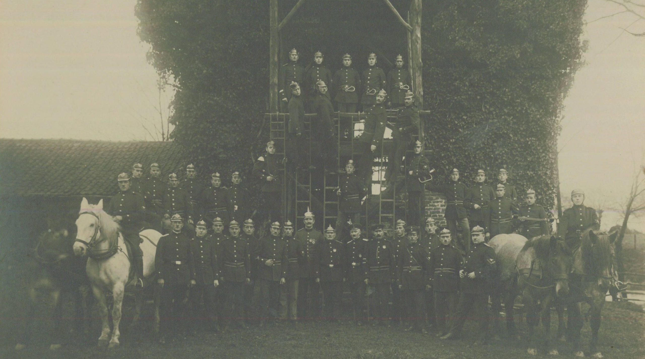 Die Feuerwehr Gangelt am Burgturm 1925