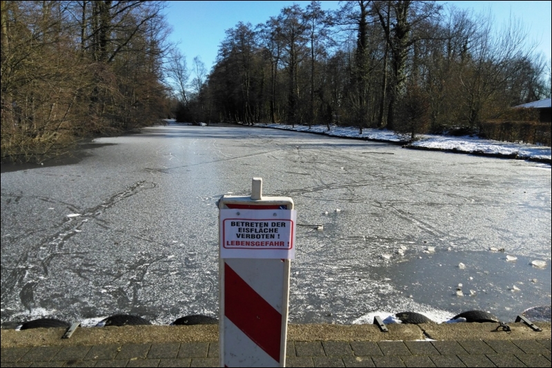 Gefahr beim Betreten von Eisflächen